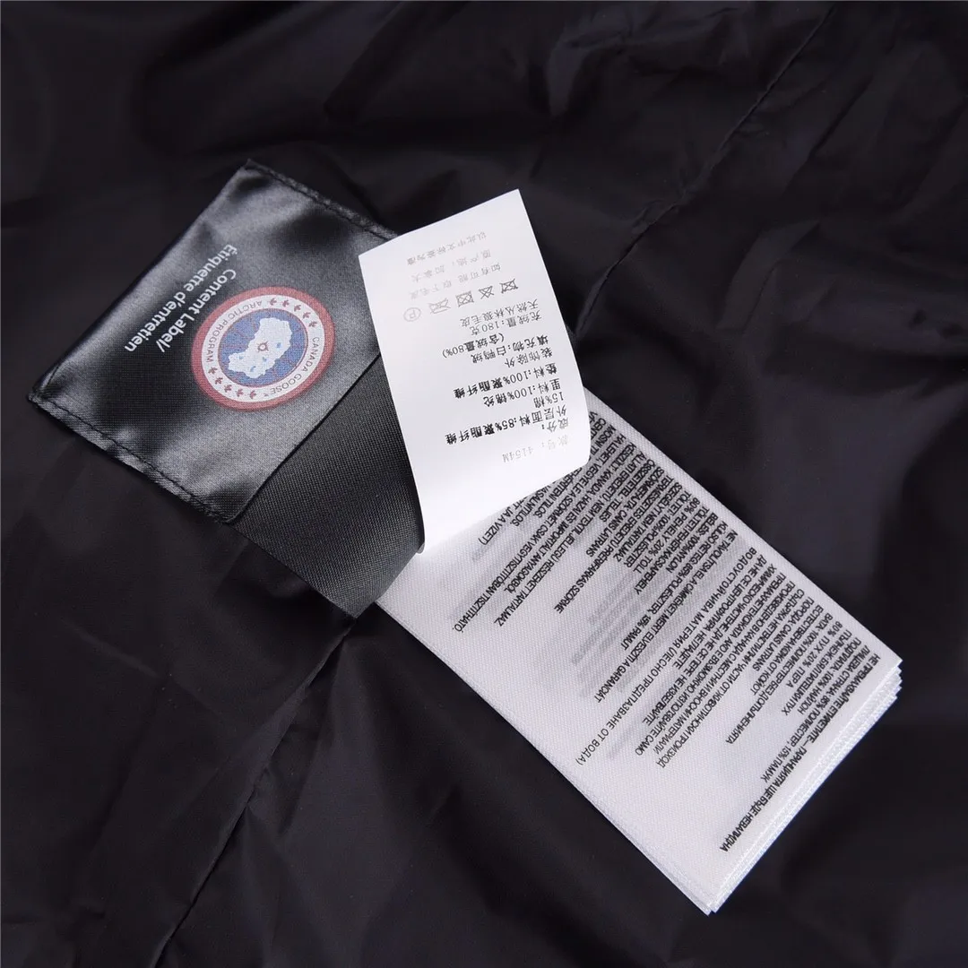 P320 Canada Goose Canada Goose #Freestyle Crew 4154M men's and women's vest down# ➖ Genuine synchronous anti-counterfeiting chip sensor! ➖ Imported Behringer embroidery machine to customize 10,000-needle embroidery logo! ➖ Imported 21-count polyester-cotton blended original fabric, using Feather-Light 10D waterproof coating fabric, made of 84.5% polyester fiber and 15.5% cotton, 100% the best feel in the entire network! ➖ The genuine official website uses the national standard 80 white duck down, and will never be misled by false claims such as 90 down or goose down! ➖ 100% nylon nylon lining with double double-layer sealing design to prevent velvet from running away. Top-grade polar fleece is used in the collar and pockets to keep warm and comfortable! ➖ Yoshida YKK provides original custom-made electroplated sliders. YKK two-way lockable zippers are tight and smooth and will not peel off paint! ➖ 3M composite original Velcro is durable, and all accessories and hardware are disassembled and customized!  SIZE: XS S M L XL XXL [Attached: Size chart]